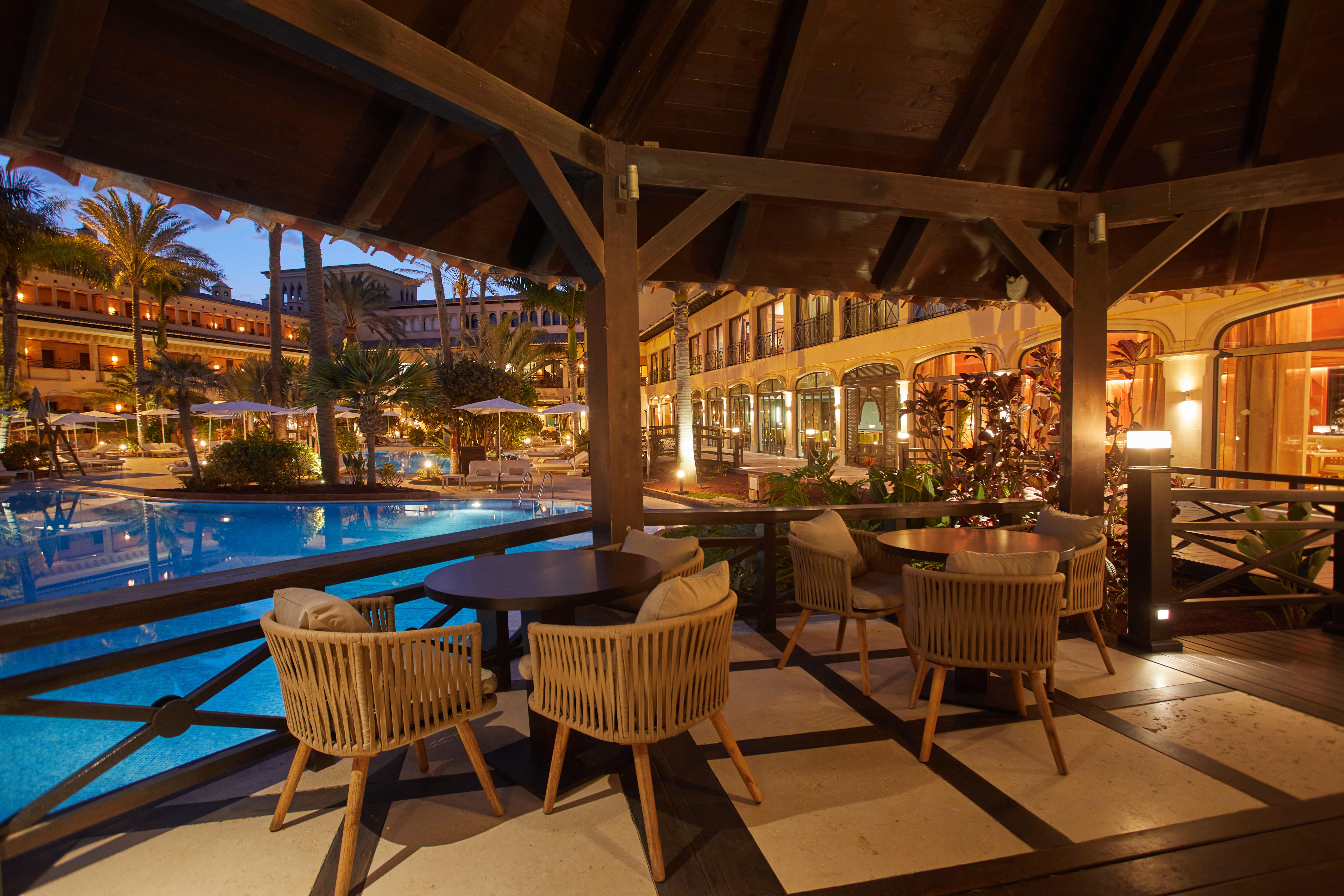 Secrets Bahia Real Resort & Spa Adults Only Corralejo Esterno foto The resort's main pool at night